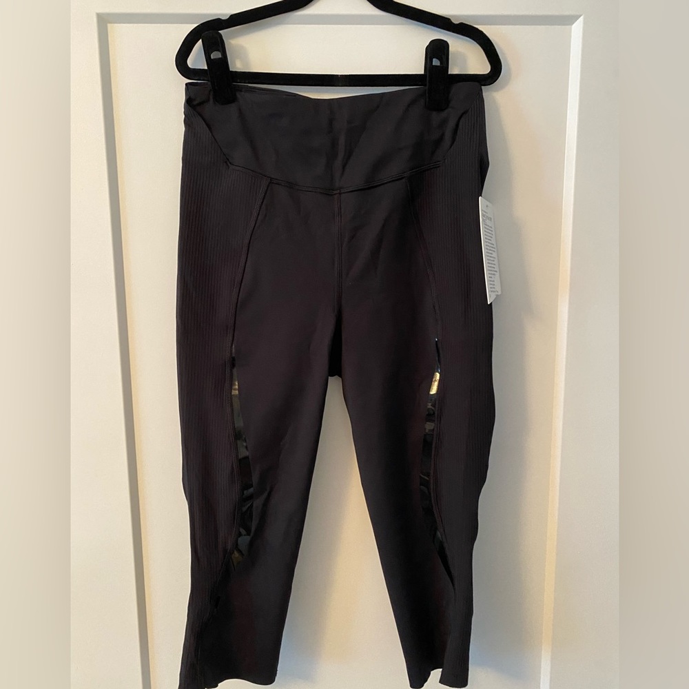 NWT Lululemon Gloss Trim SHR Crop 17”